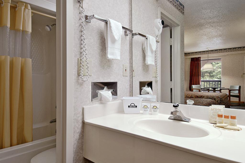 Days Inn By Wyndham Walterboro Room photo
