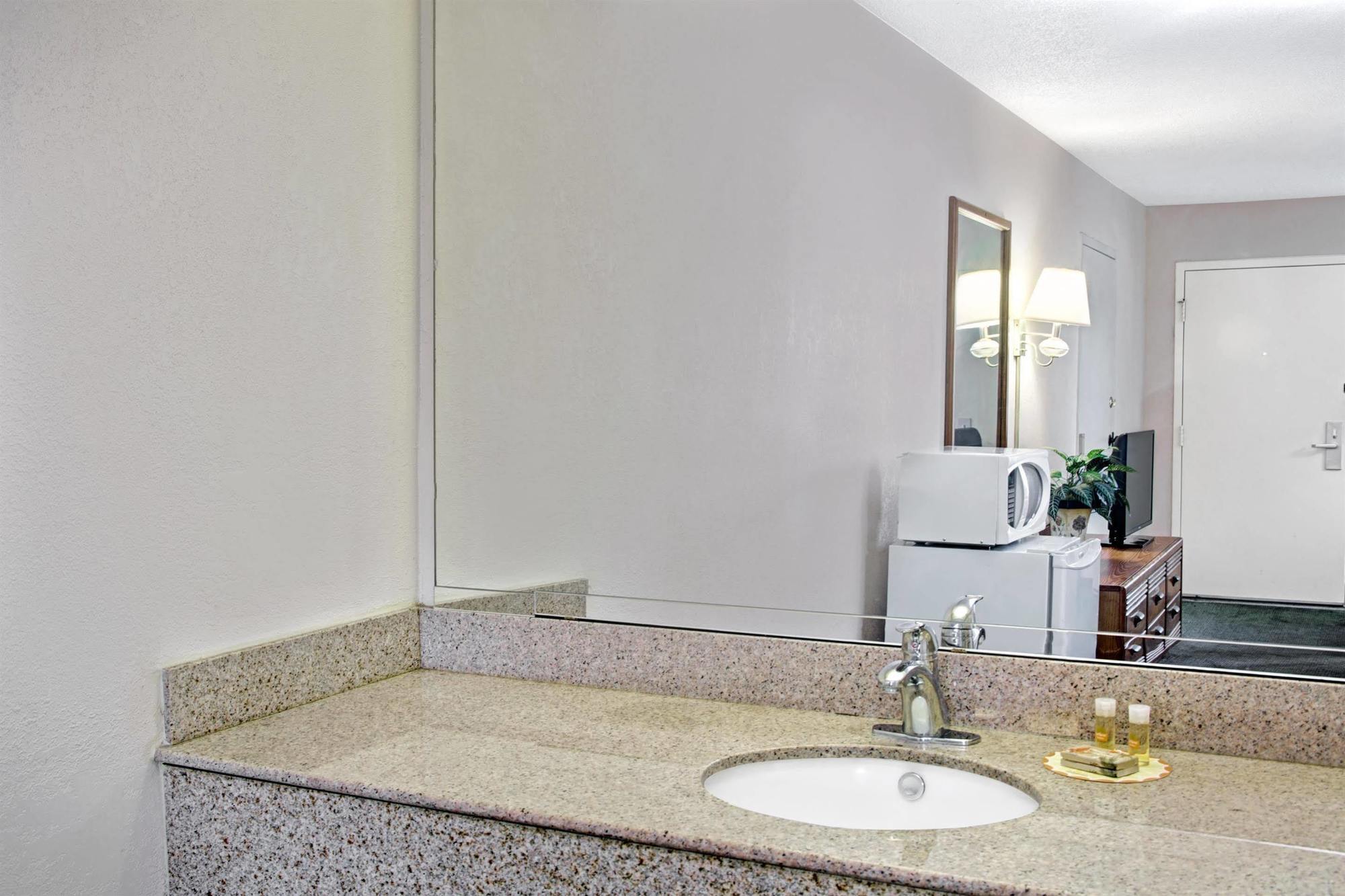 Days Inn By Wyndham Walterboro Exterior photo